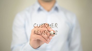 Müşteri yorumları, şeffaf ekranda yazma adam