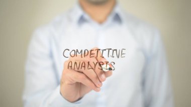 Rakiplerle Karşılaştırma, şeffaf ekranda yazma adam