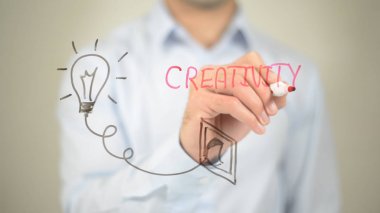 Yaratıcılık, parlayan ampul kavramı, adam şeffaf ekranda yazma