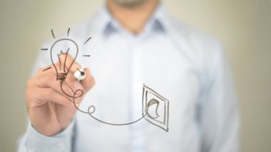 Fikir, ampul kavramı, parlayan adamı şeffaf ekranda yazma