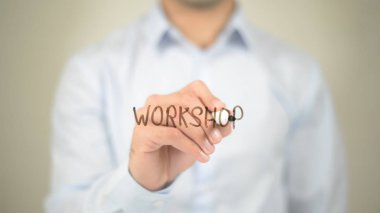 Atölye, şeffaf ekranda yazma adam