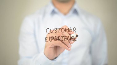 Müşteri deneyimi, şeffaf ekranda yazma adam