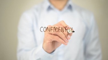 Gizli bilgi, şeffaf ekranda yazma adam