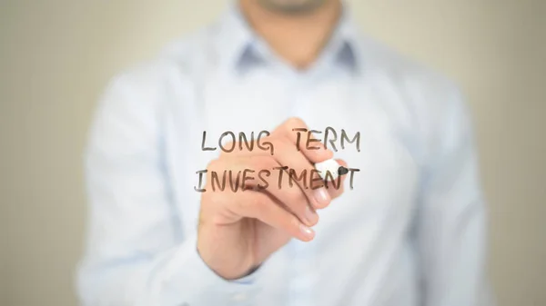 Investimento de longo prazo, homem escrevendo na tela transparente — Fotografia de Stock
