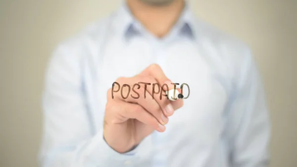 Postpaid, Man Γράφοντας σε διαφανή οθόνη — Φωτογραφία Αρχείου