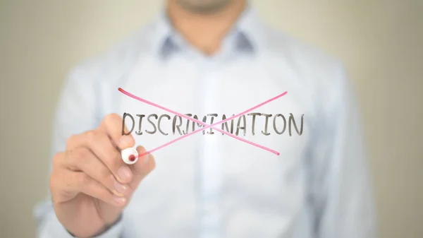 Sin discriminación,, Hombre escribiendo en pantalla transparente — Foto de Stock