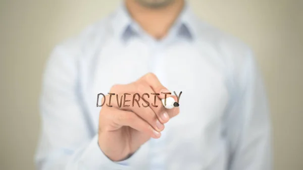 Diversidad, el hombre escribiendo en pantalla transparente — Foto de Stock