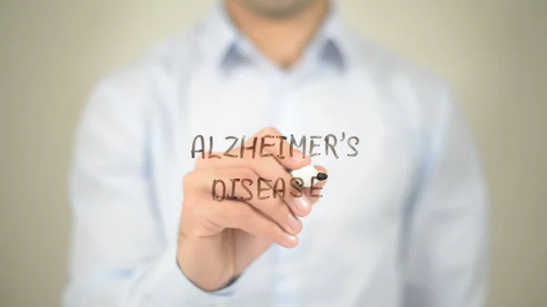 Doença de Alzheimer, Homem escrevendo em tela transparente — Fotografia de Stock
