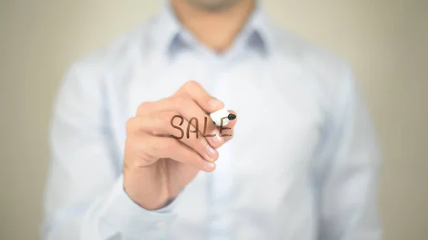 Venta, Hombre escribiendo en pantalla transparente — Foto de Stock