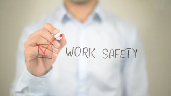 Seguridad en el trabajo, el hombre escribiendo en pantalla transparente — Foto de Stock