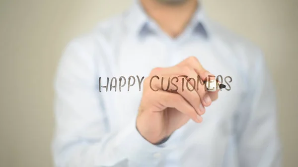Щасливі клієнти, людина пише на прозорому екрані — стокове фото