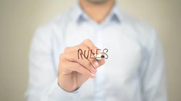 Reglas, Hombre escribiendo en pantalla transparente — Foto de Stock