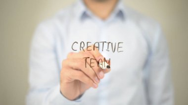 Yaratıcı ekibi, şeffaf ekranda yazma adam