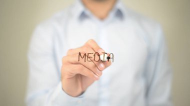 Medya, şeffaf ekranda yazma adam
