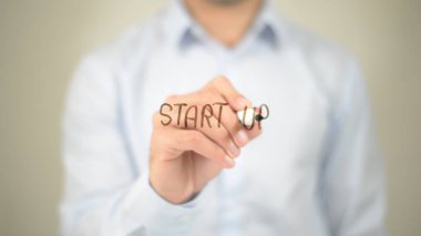 Adam şeffaf ekranda yazmaya başlamak yukarıya,