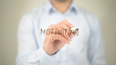 Motivasyon, şeffaf ekranda yazma adam