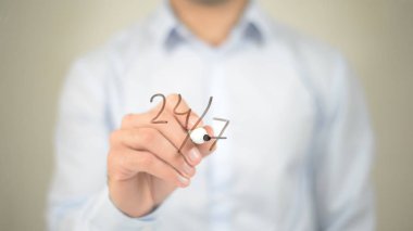 24/7 kullanılabilir, şeffaf ekranda yazma adam