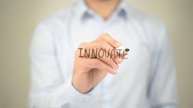 Yenilik, şeffaf ekranda yazma adam