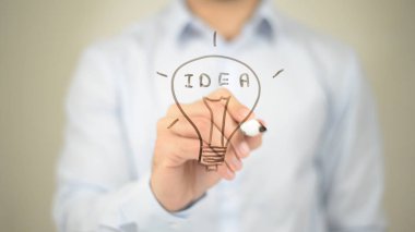 Fikir, ampul kavramı, parlayan adamı şeffaf ekranda yazma