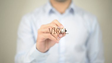 Viral, şeffaf ekranda yazma adam