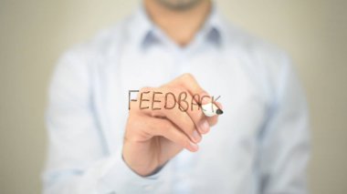 Geribildirim, şeffaf ekranda yazma adam