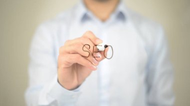 SEO, şeffaf ekranda yazma adam