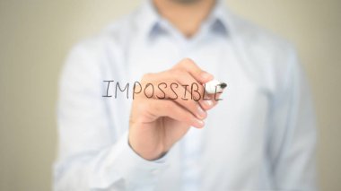 İmkansız, şeffaf ekranda yazma adam