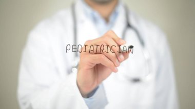 Çocuk doktoru, şeffaf ekranda yazma doktor