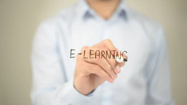 E-Learning, Hombre escribiendo en pantalla transparente —  Fotos de Stock