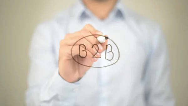 B2B, Hombre escribiendo en pantalla transparente — Foto de Stock