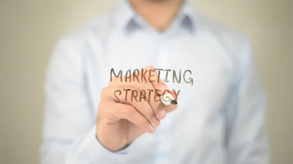 Marketing-Strategie,, Mann schreibt auf transparentem Bildschirm — Stockfoto