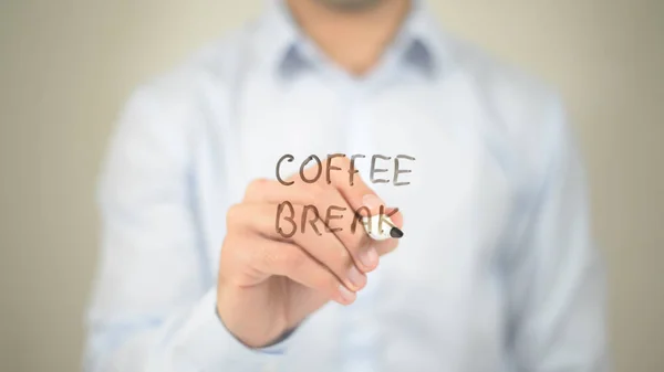 Descanso de café, hombre escribiendo en pantalla transparente — Foto de Stock