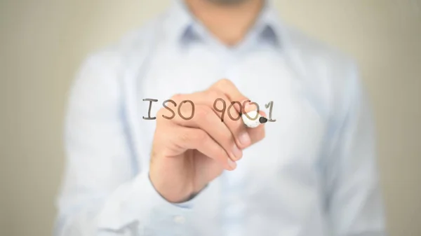 ISO 9001, Hombre escribiendo en pantalla transparente — Foto de Stock