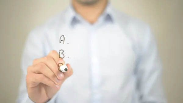 Para hacer lista, hombre escribiendo en pantalla transparente — Foto de Stock