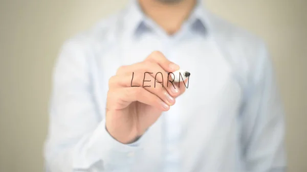 Aprender, Hombre escribiendo en pantalla transparente —  Fotos de Stock