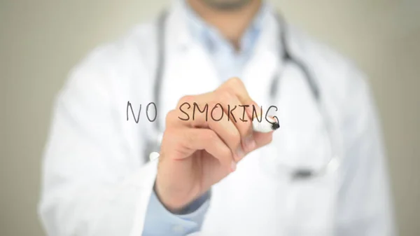 Não fumar, médico escrevendo na tela transparente — Fotografia de Stock