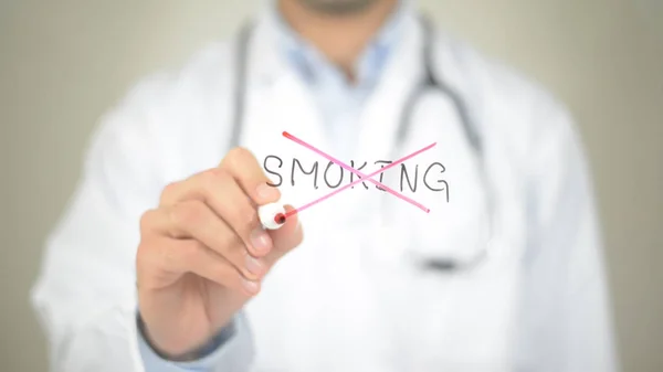 Hayır sigara için şeffaf ekran üzerinde yazılı doktor