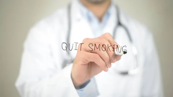 Dejar de fumar, Doctor escribir en pantalla transparente — Foto de Stock