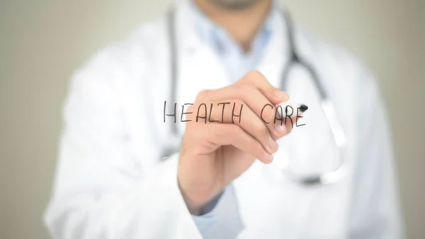 Opieki zdrowotnej, lekarz pisanie na ekranie przejrzysty — Zdjęcie stockowe