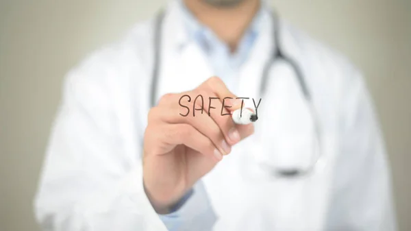 Segurança, Doutor escrevendo na tela transparente — Fotografia de Stock