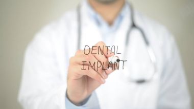 Diş implantı, şeffaf ekranda yazma doktor