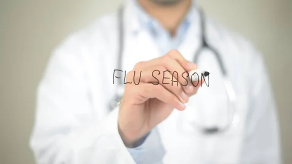 Temporada da gripe, Doutor escrevendo na tela transparente — Fotografia de Stock