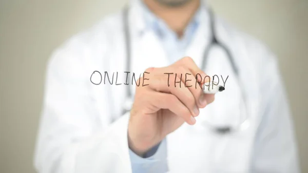 Terapia en línea, Doctor escribiendo en pantalla transparente —  Fotos de Stock