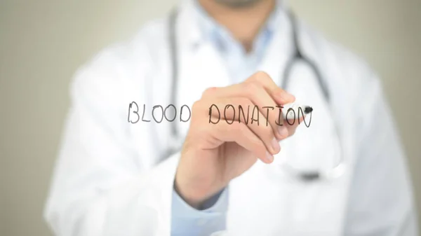 Donación de Sangre, Doctor escribiendo en pantalla transparente — Foto de Stock