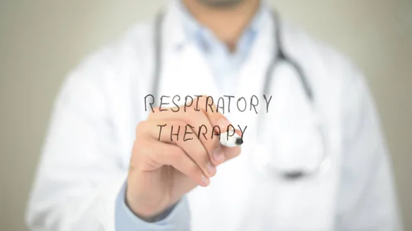 Terapia respiratoria, Doctor escribiendo en pantalla transparente — Foto de Stock