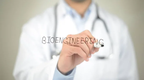 Биоинженерия, доктор на прозрачном экране — стоковое фото