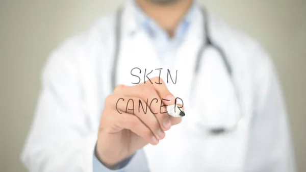 Cancro da pele, médico escrevendo na tela transparente — Fotografia de Stock