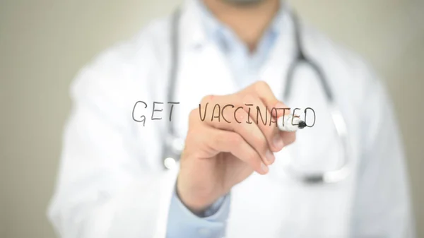 Get gevaccineerd, dokter schrijven op transparante scherm — Stockfoto