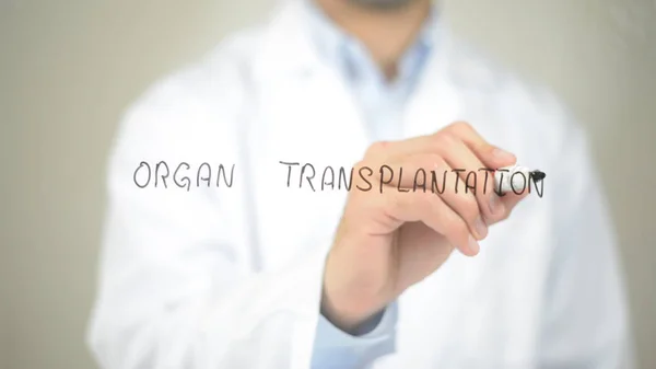 Трансплантація органів, запис доктора на прозорому екрані — стокове фото
