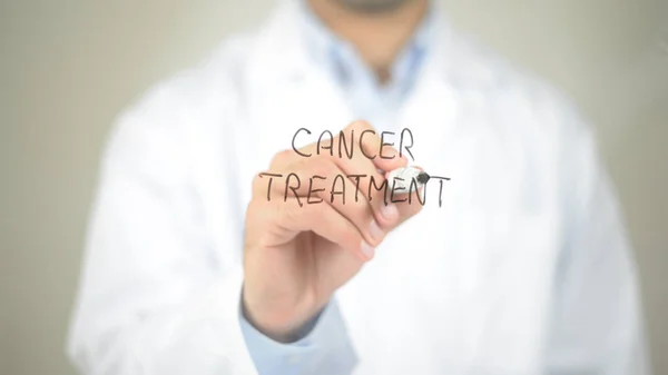 Tratamento do câncer, médico escrevendo na tela transparente — Fotografia de Stock